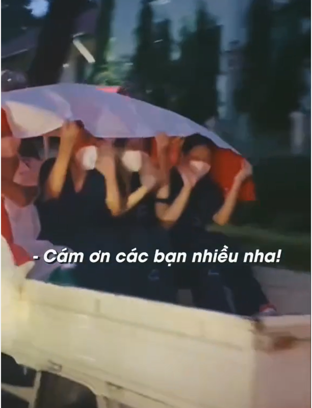 Giữa cơn mưa tầm tã như trút nước của buổi chiều muộn, cả nhóm tình nguyện viên chỉ có một chiếc bạt lớn che trên đầu để tránh bị ướt.