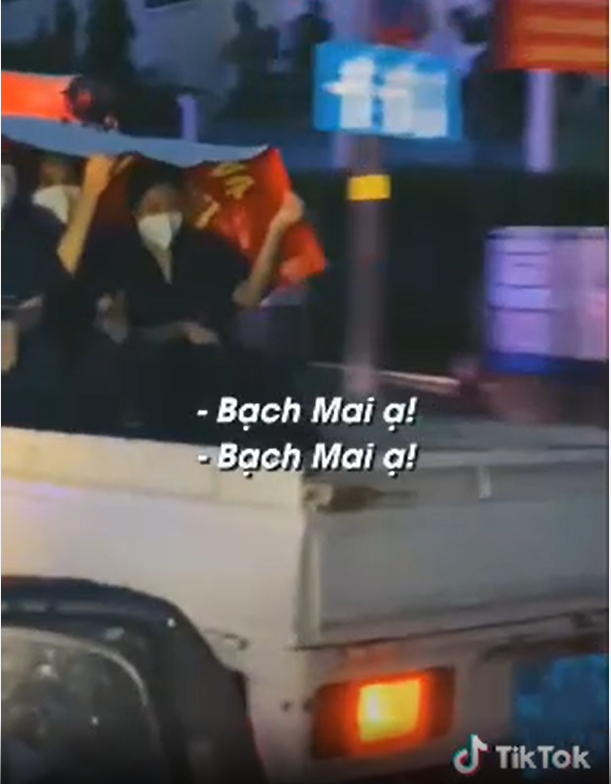 Nhờ những tình nguyện viên chống dịch mà công tác của các chiến sĩ tuyến đầu vơi bớt phần nào những căng thẳng. Cũng nhờ họ mà ngay cả trong chuỗi ngày giãn cách mệt mỏi, người ta vẫn được chứng kiến những câu chuyện bé nhỏ mà đầy tình nghĩa.