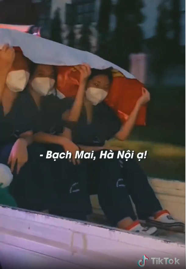Mới đây, netizen đã truyền tay nhau video ghi lại cảnh tượng vô cùng xúc động về một nhóm sinh viên tình nguyện đang tham gia chống dịch tại TP HCM.