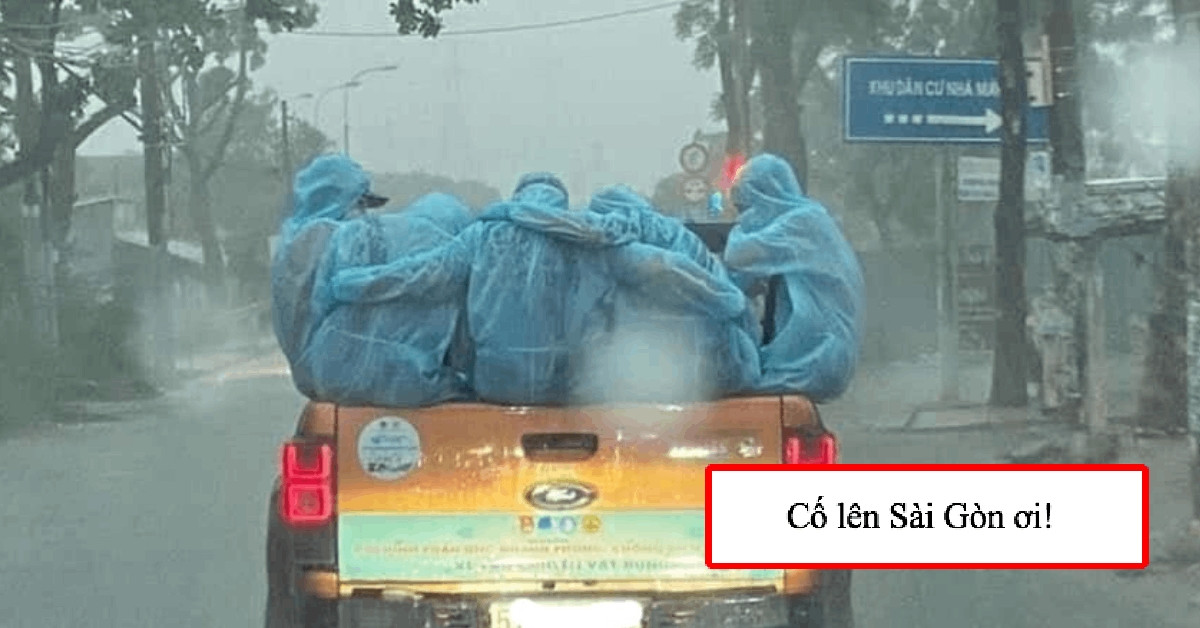 Hình ảnh các chàng trai cô gái trẻ tay ôm đồ rồi tạo dáng nhí nhảnh chụp ảnh check-in ở cuối làm tất cả phải bật cười. Có thể thấy dù có khó khăn thì họ vẫn giữ được sự lạc quan, vui vẻ của mình.