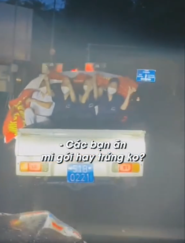 Khoảnh khắc vừa dễ thương lại vừa xúc động này đã khiến không ít người đồng cảm. Ai nấy đều cảm thấy biết ơn trước sự đóng góp, hy sinh thầm lặng của những bạn trẻ mang trong mình đầy nhiệt huyết, cố góp một phần sức lực vào công cuộc đẩy lùi dịch bệnh.