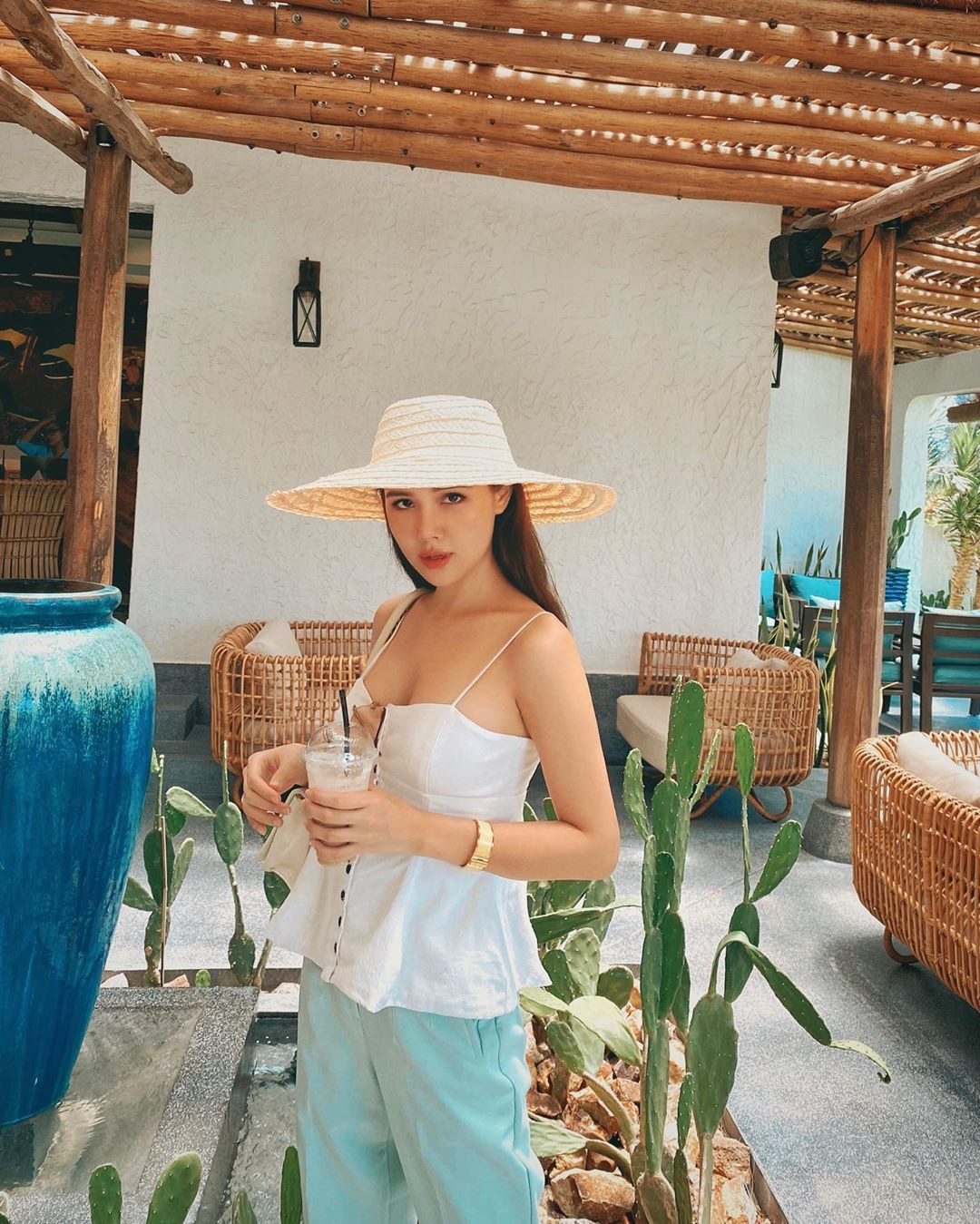 Makeup là thứ giúp mọi chị em lột xác xinh đẹp hơn muôn phần. Nhưng cũng có một kiểu người đi ngược lại với số đông, nghĩa là trang điểm khiến họ đẹp hơn nhưng mặt mộc mới là thứ giúp họ “ghi điểm”, điển hình như cô nàng Phanh Lee.