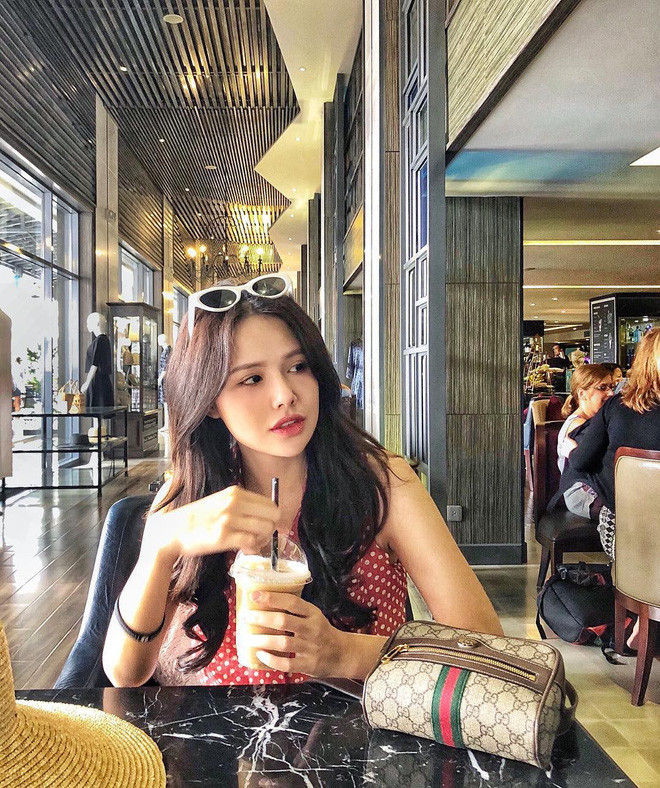 20/6 vừa qua, Phanh Lee chính thức lên xe hoa về nhà chồng. Ông xã của cô nàng là Nguyễn Thành Nam, tổng giám đốc Empire Group – chủ đầu tư dự án Cocobay Đà Nẵng.