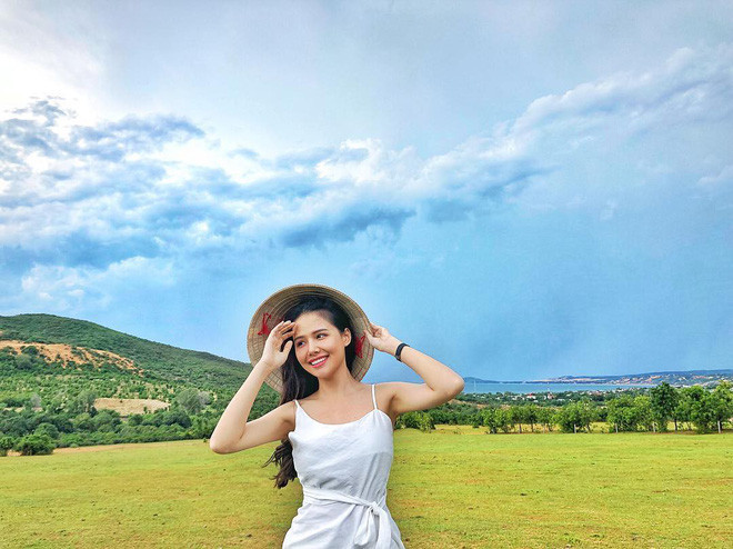 Đám cưới của Phanh Lee được tổ chức riêng tư tại Đà Nẵng và chỉ mời gia đình cũng như bạn bè thân thiết, không có sự tác nghiệp của truyền thông nên dân tình không khỏi tò mò.