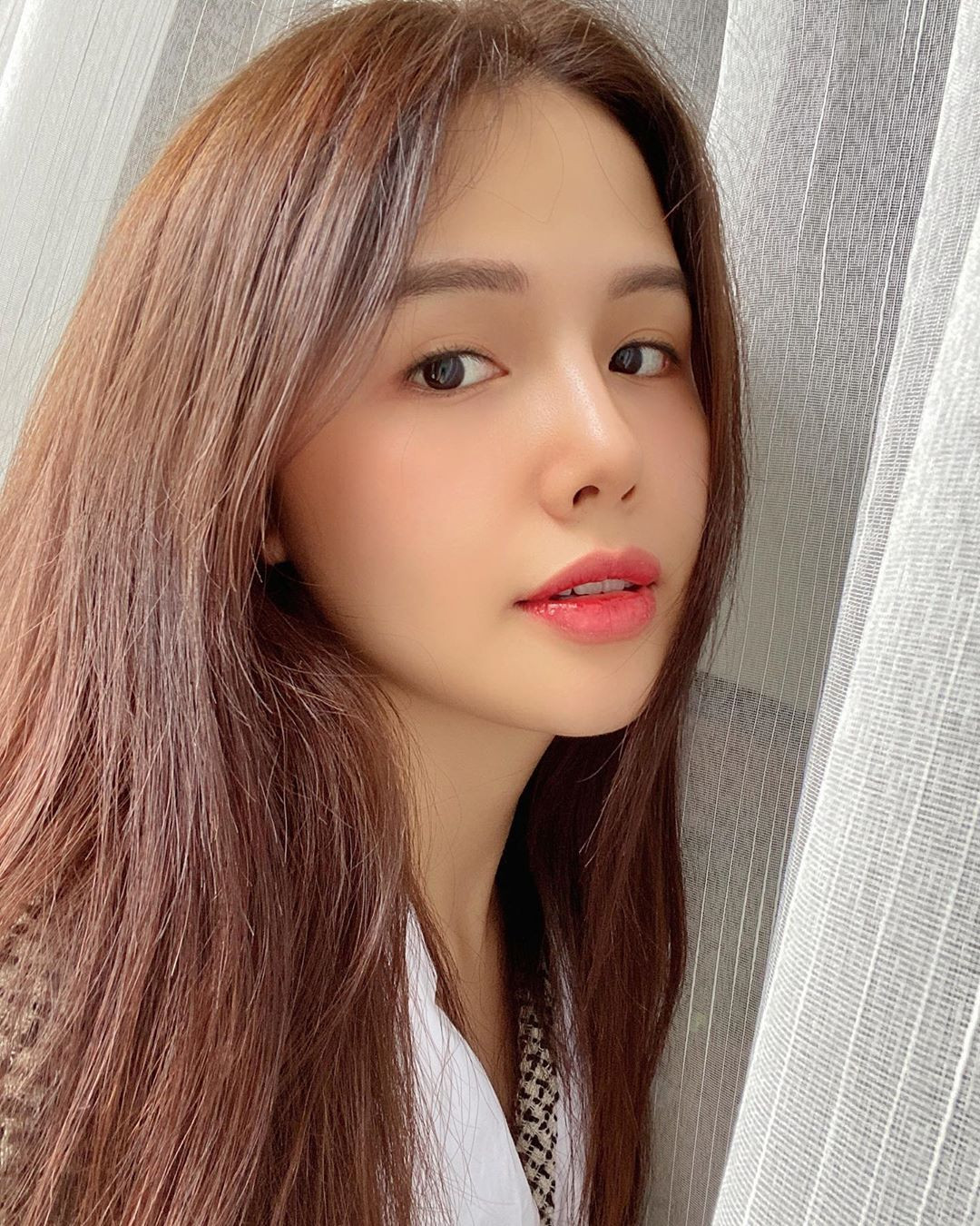 Dặm phấn, thêm son trông hot girl Phanh Lee sắc sảo hơn rất nhiều nhưng mới đây loạt ảnh khoe mặt mộc của cô nàng khiến dân mạng xuýt xoa mãi không thôi.