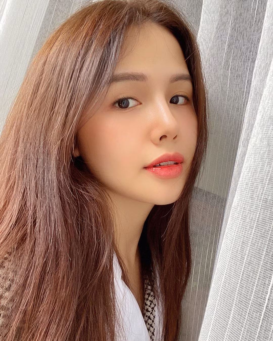 Dặm phấn, thêm son trông hot girl Phanh Lee sắc sảo hơn rất nhiều nhưng mới đây loạt ảnh khoe mặt mộc của cô nàng khiến dân mạng xuýt xoa mãi không thôi.