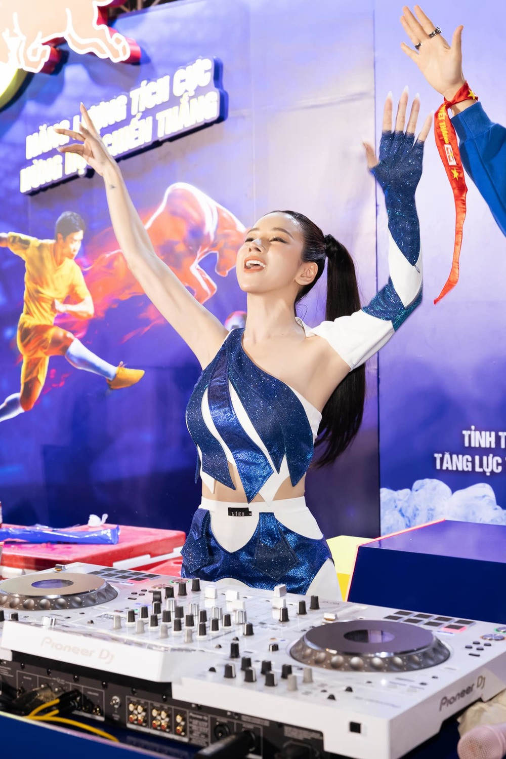 Ngoài vẻ đẹp mặt mộc đáng ngưỡng mộ, gu ăn mặc của DJ Mie cũng không phải dạng vừa. Từ phong cách thời trang thường ngày đến lên thảm đỏ, cô đều có sự lựa chọn khéo léo giúp tôn dáng nhỏ nhắn song chuẩn chỉnh của cô.