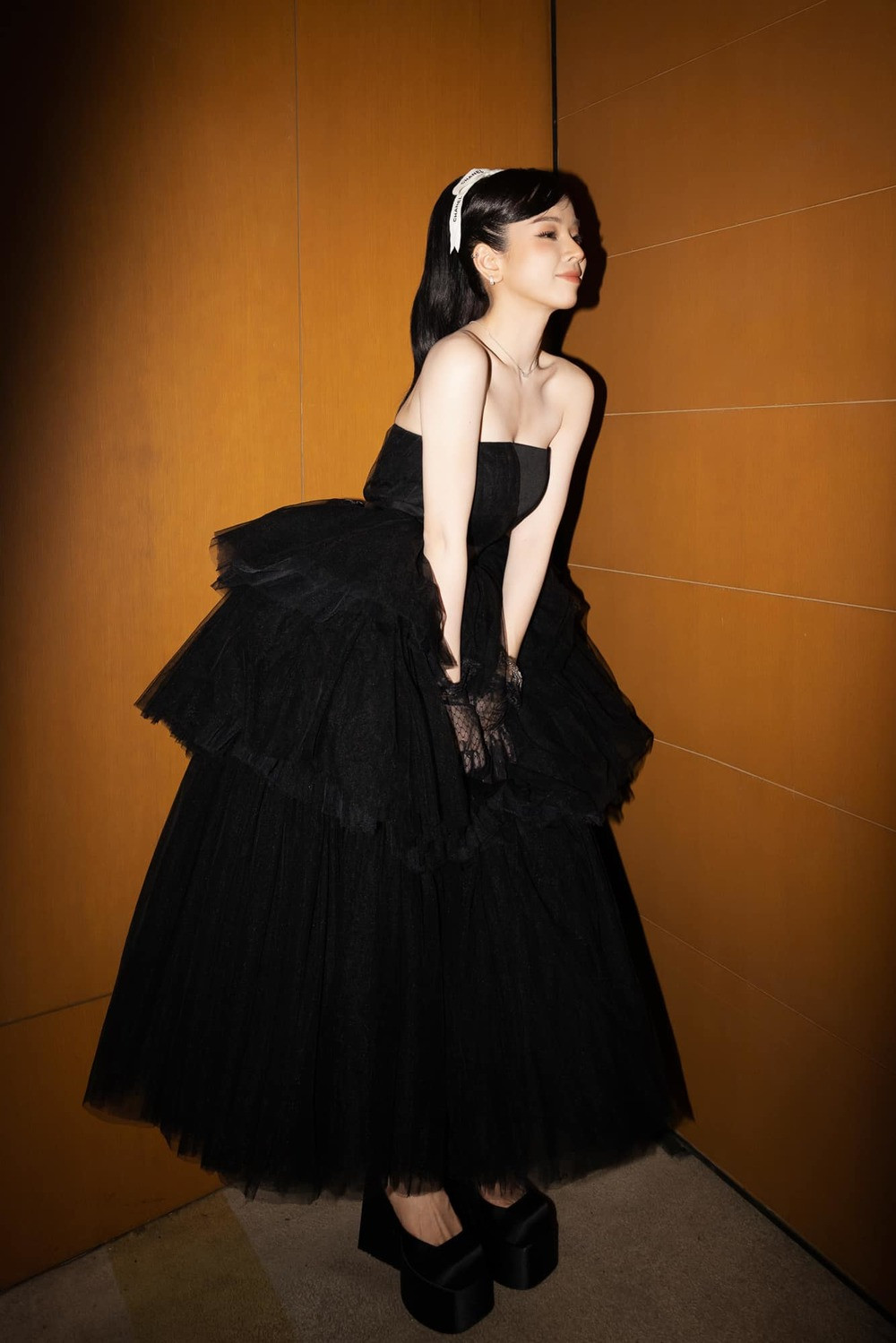 Đến thời điểm hiện tại, visual của bạn gái Hồng Thanh được khen tăng thấy rõ. Đặc biệt, trong các khung ảnh chụp cận mặt, cô thể hiện sự tự tin và rạng rỡ của mình.