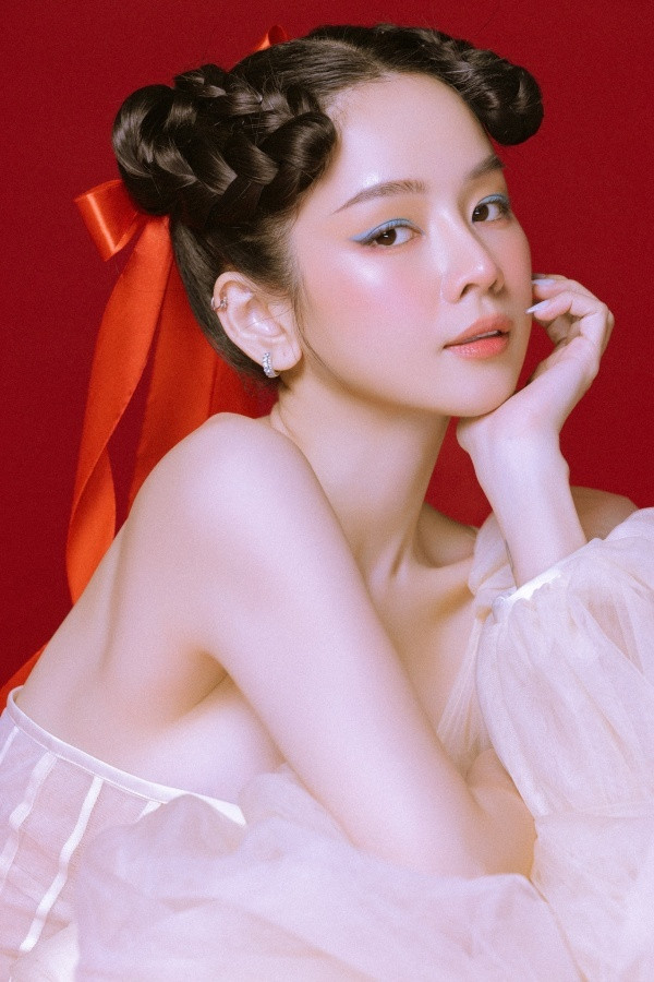 Trước đó, "búp bê DJ" từng thẳng thắn công khai chuyện "dao kéo" phần mũi 2 lần mới có thành phẩm ưng ý.