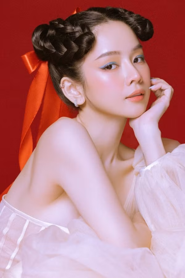 Trước đó, "búp bê DJ" từng thẳng thắn công khai chuyện "dao kéo" phần mũi 2 lần mới có thành phẩm ưng ý.