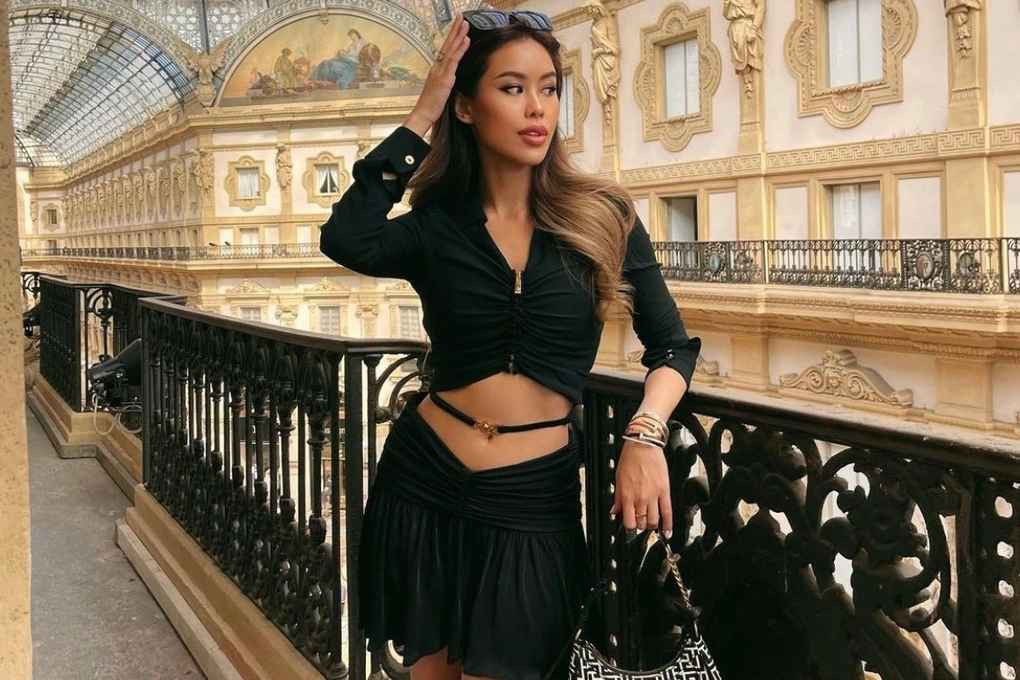 Khi tham dự các buổi tiệc tối, Tiên Nguyễn ưu tiên mặc các thiết kế đơn giản, tôn dáng và cố gắng nhấn nhá thêm bằng nhiều phụ kiện đi kèm như trang sức, túi xách hàng hiệu...