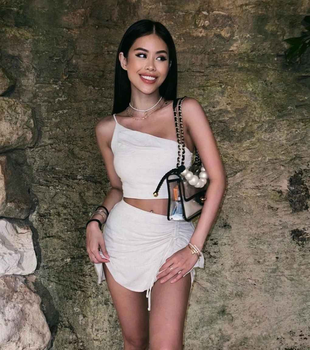 Tiên Nguyễn (tên thật Nguyễn Thảo Tiên, SN 1997, TPHCM) được biết đến là con gái của doanh nhân Johnathan Hạnh Nguyễn và diễn viên Lê Hồng Thủy Tiên.