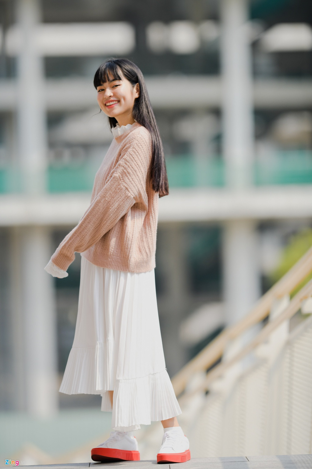 Khánh Vân tốt nghiệp ngành Thiết kế thời trang của trường Quốc tế ADS International Design Art Center và hoạt động nghệ thuật với vai trò diễn viên, người mẫu ảnh.