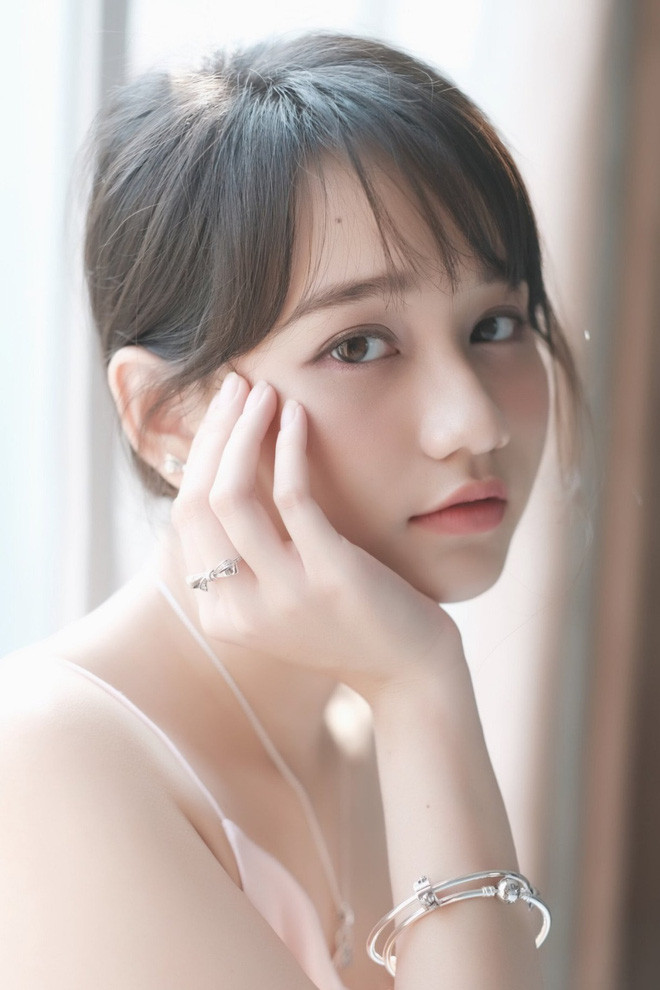 Trước đó, Trúc Anh từng tham gia nhiều sitcom và đóng quảng cáo, chụp mẫu ảnh… nhưng chưa tạo được tiếng vang lớn như vai Hà Lan trong Mắt Biếc.