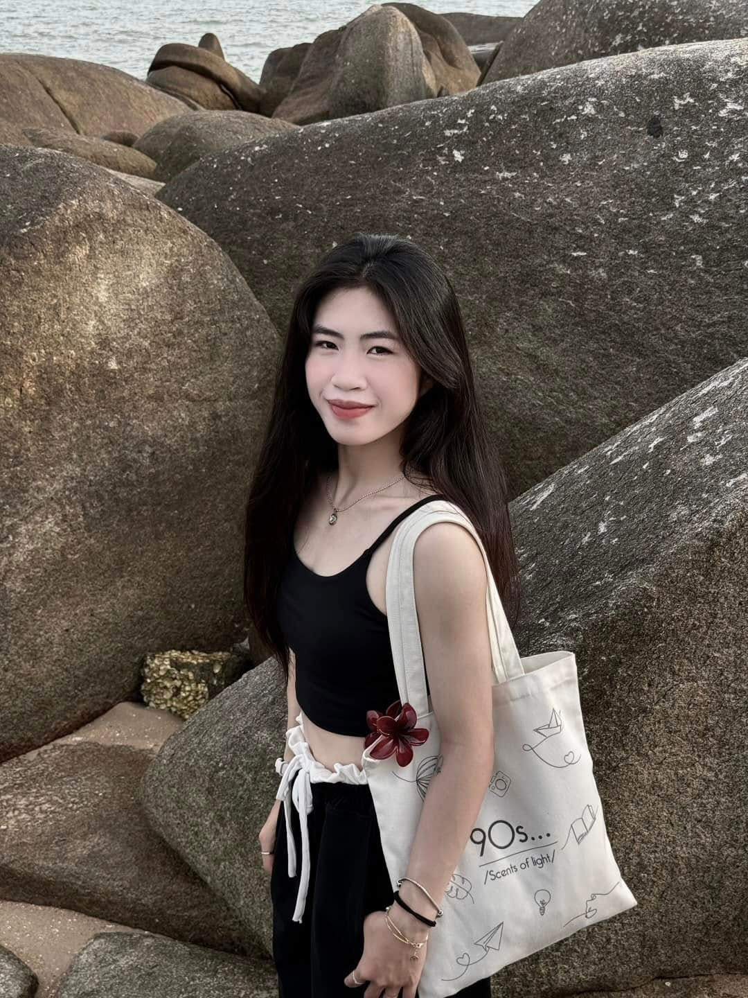 Thanh Nhã không ngại diện trang phục khoe eo thon và vóc dáng thanh mảnh. Thần thái của cô được khen không thua kém người mẫu.