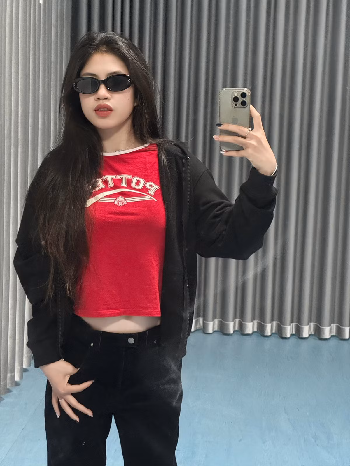 Nguyễn Thị Thanh Nhã dễ dàng chiếm được thiện cảm của mọi người nhờ gương mặt dễ mến và nụ cười tỏa nắng. Sở hữu chiều cao 1,62m, nữ cầu thủ này được khen có phong cách thời trang trẻ trung, năng động và bắt kịp xu hướng.