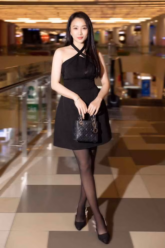 Huỳnh Hồng Loan sinh năm 1994 tại Bình Dương, từng đoạt giải Gương mặt đẹp cuộc thi Ngôi sao thời trang 2013. Cô nàng được nhiều NHM bóng đá Việt biết tới là tình cũ của tiền đạo Nguyễn Tiến Linh.