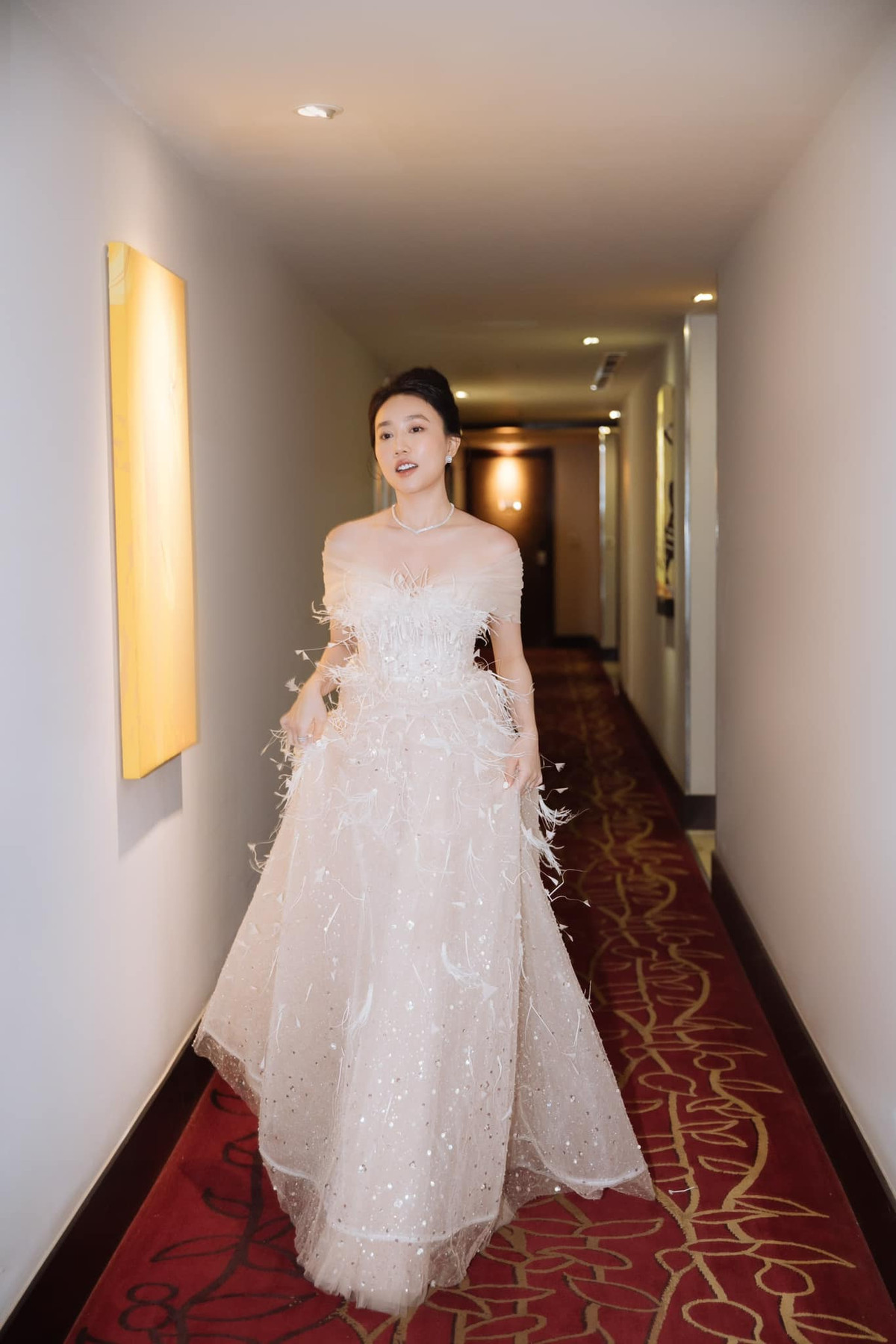 Tiến Linh kém Hồng Loan 3 tuổi nhưng được khen rất đẹp đôi. Thời điểm đó, mẹ của Tiến Linh còn giục anh đưa Hồng Loan về nhà ăn cơm, cho gia đình gặp mặt. Phía gia đình của nữ diễn viên cũng vậy.