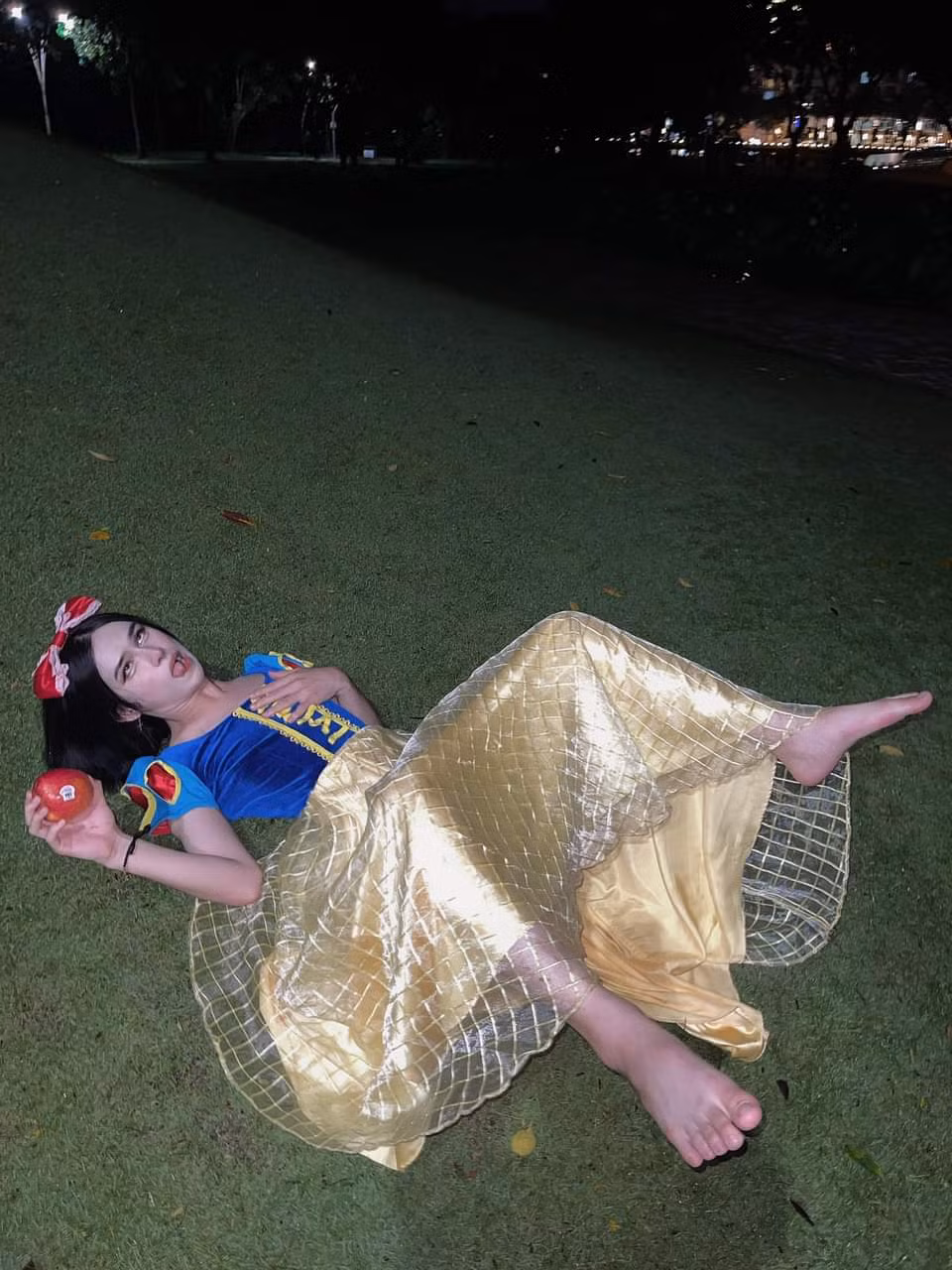 Tạo hình quái dị và cách tạo dáng "không giống ai" của Trần Đức Bo khiến netizen phải hốt hoảng.