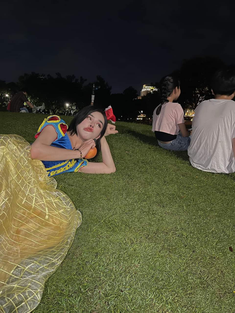 "Trời đất ơi, Bo sao dị Bo, đúng là "cô Bạch Tuyết" dịu dàng, nết na, xinh đẹp" hay "Bạch tiết bị dì ghẻ bắt trèo cây cau hái trầu thay Cám à?"... là loạt bình luận của netizen.