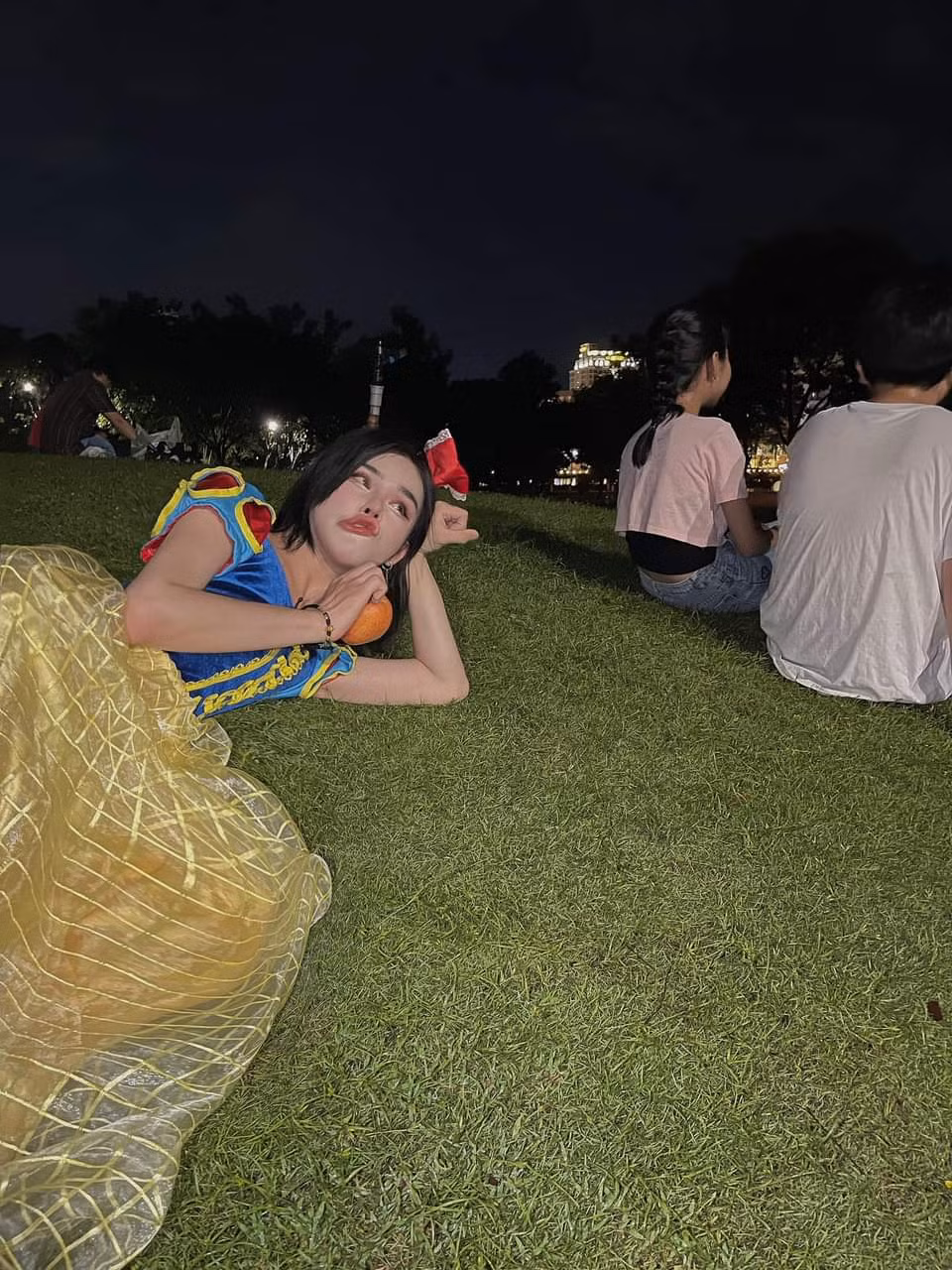 "Trời đất ơi, Bo sao dị Bo, đúng là "cô Bạch Tuyết" dịu dàng, nết na, xinh đẹp" hay "Bạch tiết bị dì ghẻ bắt trèo cây cau hái trầu thay Cám à?"... là loạt bình luận của netizen.