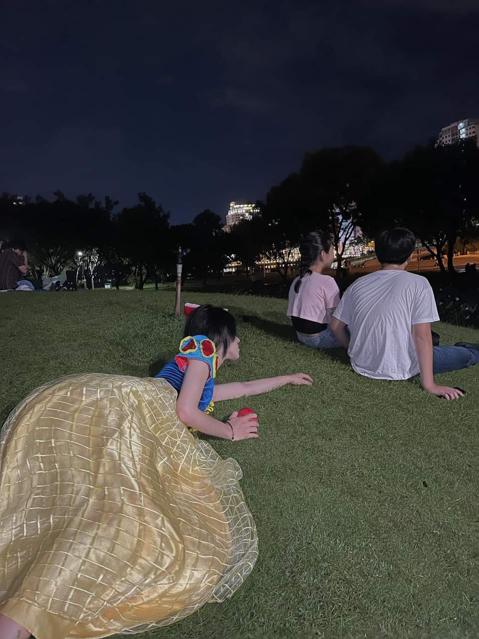 Mới đây, thảm họa mạng này tiếp tục "gây sốt" với loạt ảnh hóa Bạch Tuyết, lăn lê bò trườn khó hiểu trên sân cỏ.