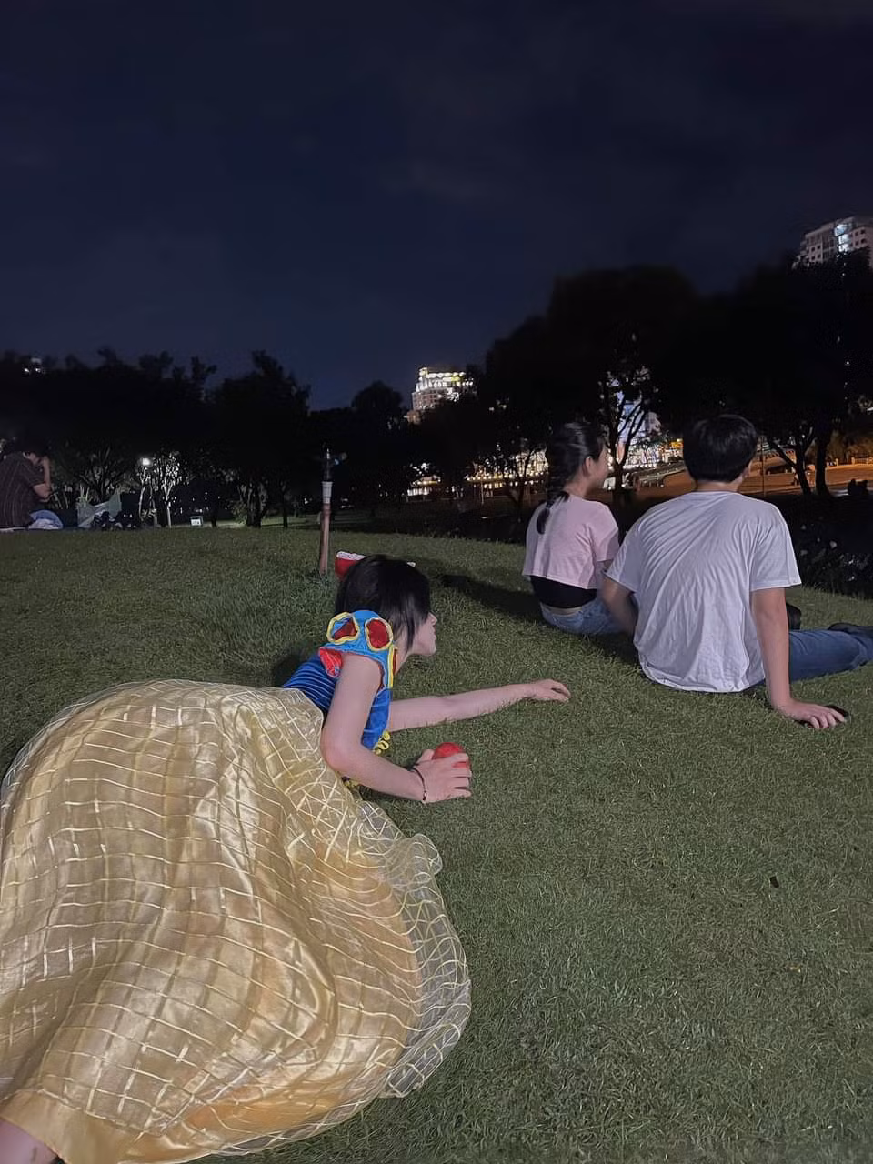 Mới đây, thảm họa mạng này tiếp tục "gây sốt" với loạt ảnh hóa Bạch Tuyết, lăn lê bò trườn khó hiểu trên sân cỏ.