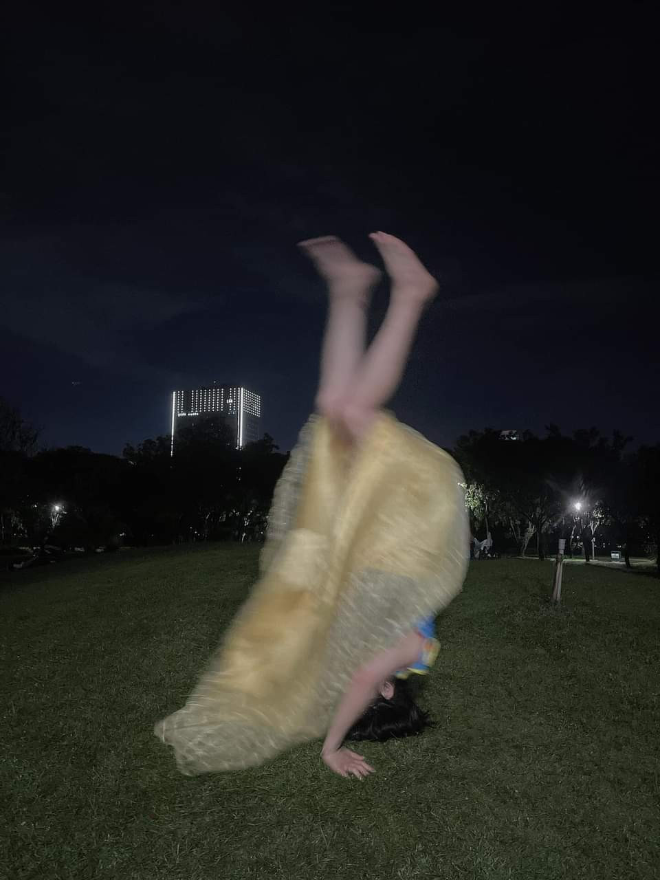 Dù mặc váy nhưng Trần Đức Bo vẫn vô tư trồng nhào lộn, leo cây hay tạo dáng kì dị bên trái táo.