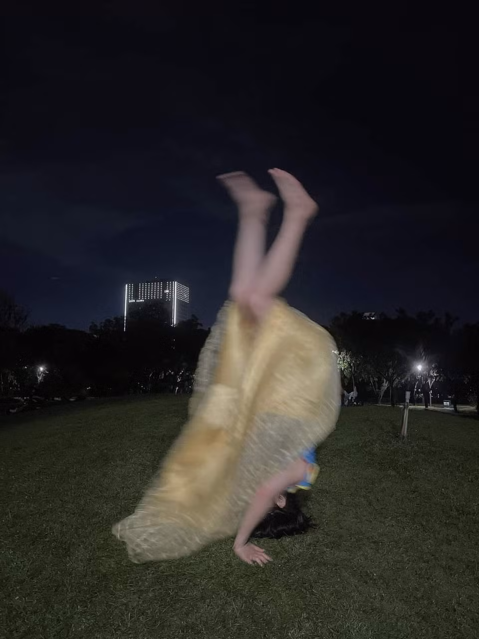 Dù mặc váy nhưng Trần Đức Bo vẫn vô tư trồng nhào lộn, leo cây hay tạo dáng kì dị bên trái táo.