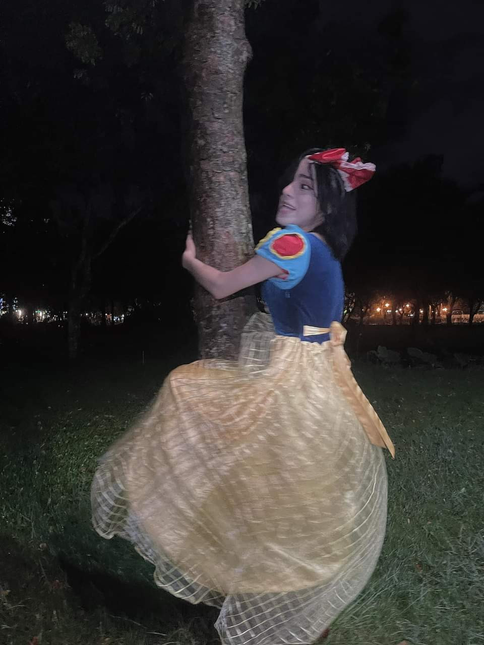 "Nàng Bạch Tuyết Mu nằm trầu trực chờ chú lùn Quang Tèo trở về… nhưng không may bị mụ phù thuỷ độc ác cho ăn quả táo độc. Ai méc Tèo giúp Bo với huhu", hiện tượng mạng 9X này chú thích.