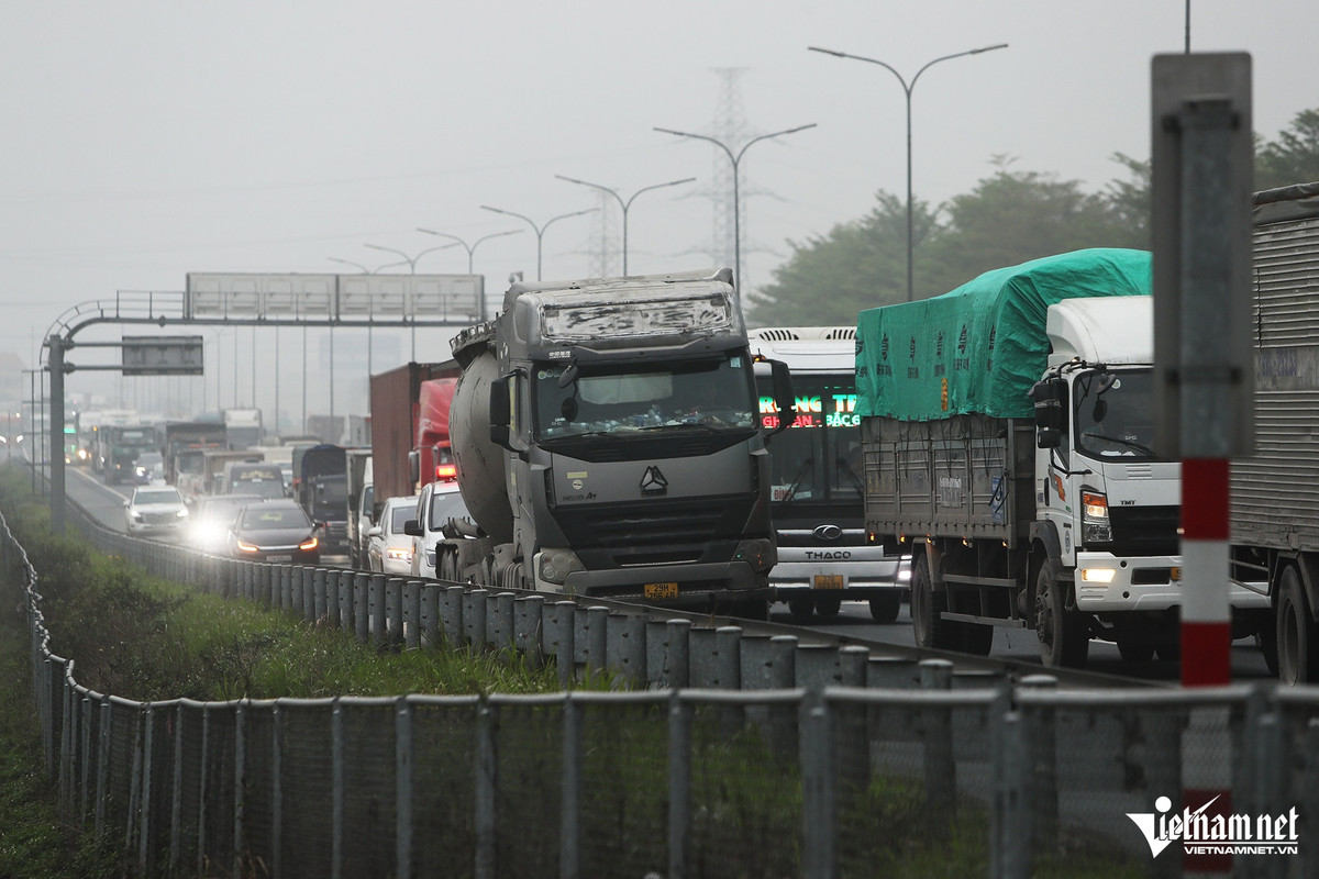 Nhiều thời điểm, ô tô đi vào làn khẩn cấp của cao tốc khiến xe cứu thương và các loại xe ưu tiên di chuyển gặp khó khăn. Hơn 18h, tình trạng ùn tắc tại điểm cuối cao tốc Pháp Vân - Cầu Giẽ vẫn chưa "hạ nhiệt". Anh Nguyễn Nguyên Anh (quê tại Nam Định) cho biết, gia đình về quê ăn tết thanh minh rồi trở lại Hà Nội ngay, đường khá thông thoáng ở trên cao tốc nhưng ùn tắc tại đoạn cuối.