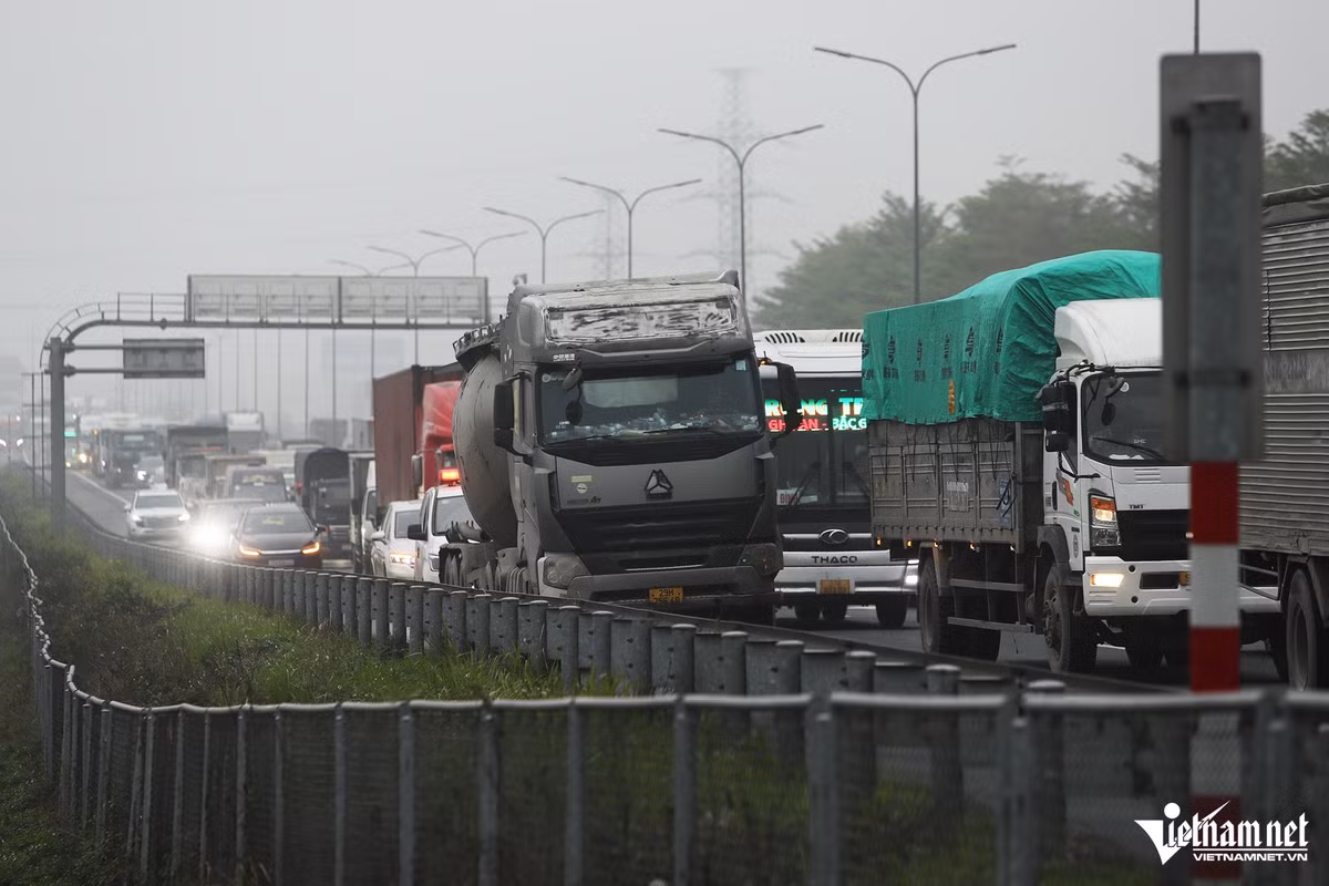 Nhiều thời điểm, ô tô đi vào làn khẩn cấp của cao tốc khiến xe cứu thương và các loại xe ưu tiên di chuyển gặp khó khăn. Hơn 18h, tình trạng ùn tắc tại điểm cuối cao tốc Pháp Vân - Cầu Giẽ vẫn chưa "hạ nhiệt". Anh Nguyễn Nguyên Anh (quê tại Nam Định) cho biết, gia đình về quê ăn tết thanh minh rồi trở lại Hà Nội ngay, đường khá thông thoáng ở trên cao tốc nhưng ùn tắc tại đoạn cuối.