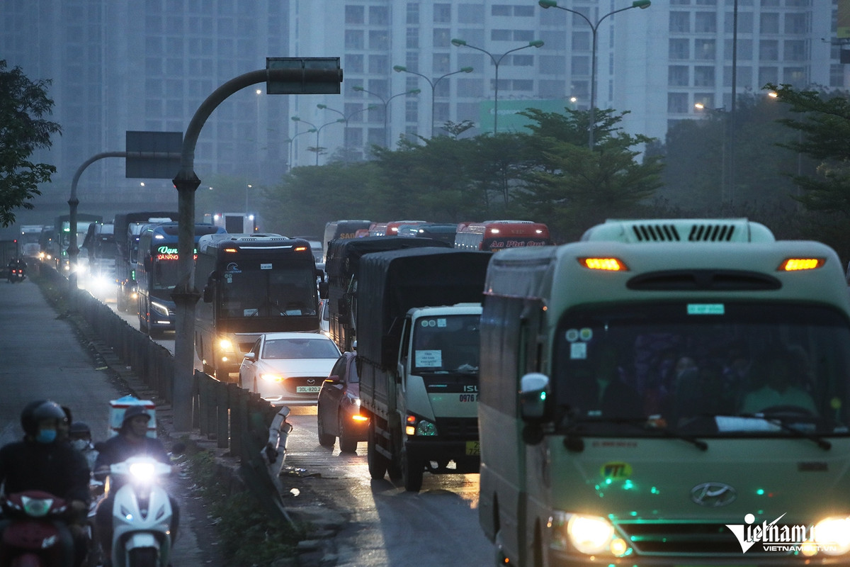 Tại nút giao Pháp Vân - đường Đỗ Mường (quận Hoàng Mai), dòng phương tiện xếp hàng dài để vào trung tâm thành phố Hà Nội.