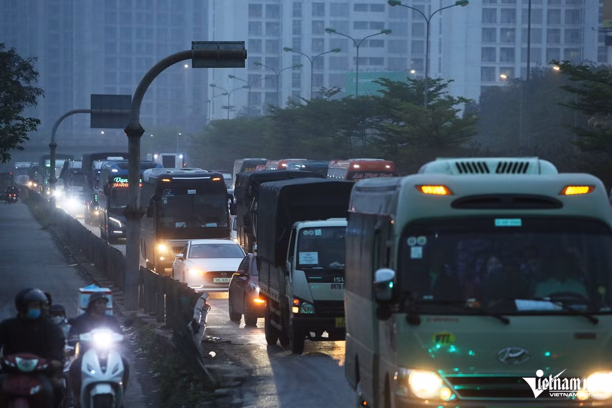 Tại nút giao Pháp Vân - đường Đỗ Mường (quận Hoàng Mai), dòng phương tiện xếp hàng dài để vào trung tâm thành phố Hà Nội.