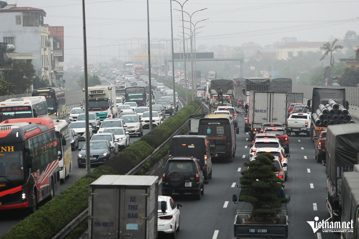 Cảnh ùn tắc ở cả hai chiều đường cao tốc Pháp Vân - Cầu Giẽ rất hiếm khi diễn ra ngay cả trong các dịp nghỉ Tết Nguyên đán, Tết Dương lịch... Đại diện Đội CSGT đường bộ cao tốc số 3 (Cục CSGT) cho biết, xảy ra tình trạng này do dịp nghỉ lễ Giỗ Tổ Hùng Vương năm nay trùng vào dịp thanh minh nên nhiều gia đình về quê.