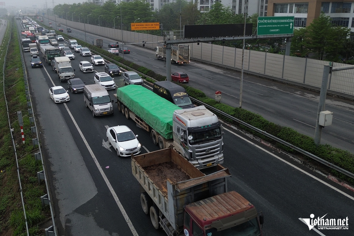 Đến 17h30 cùng ngày, dòng phương tiện đi theo hướng về trung tâm thành phố Hà Nội vẫn bị ùn kéo dài.