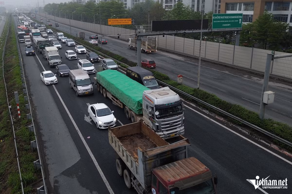 Đến 17h30 cùng ngày, dòng phương tiện đi theo hướng về trung tâm thành phố Hà Nội vẫn bị ùn kéo dài.