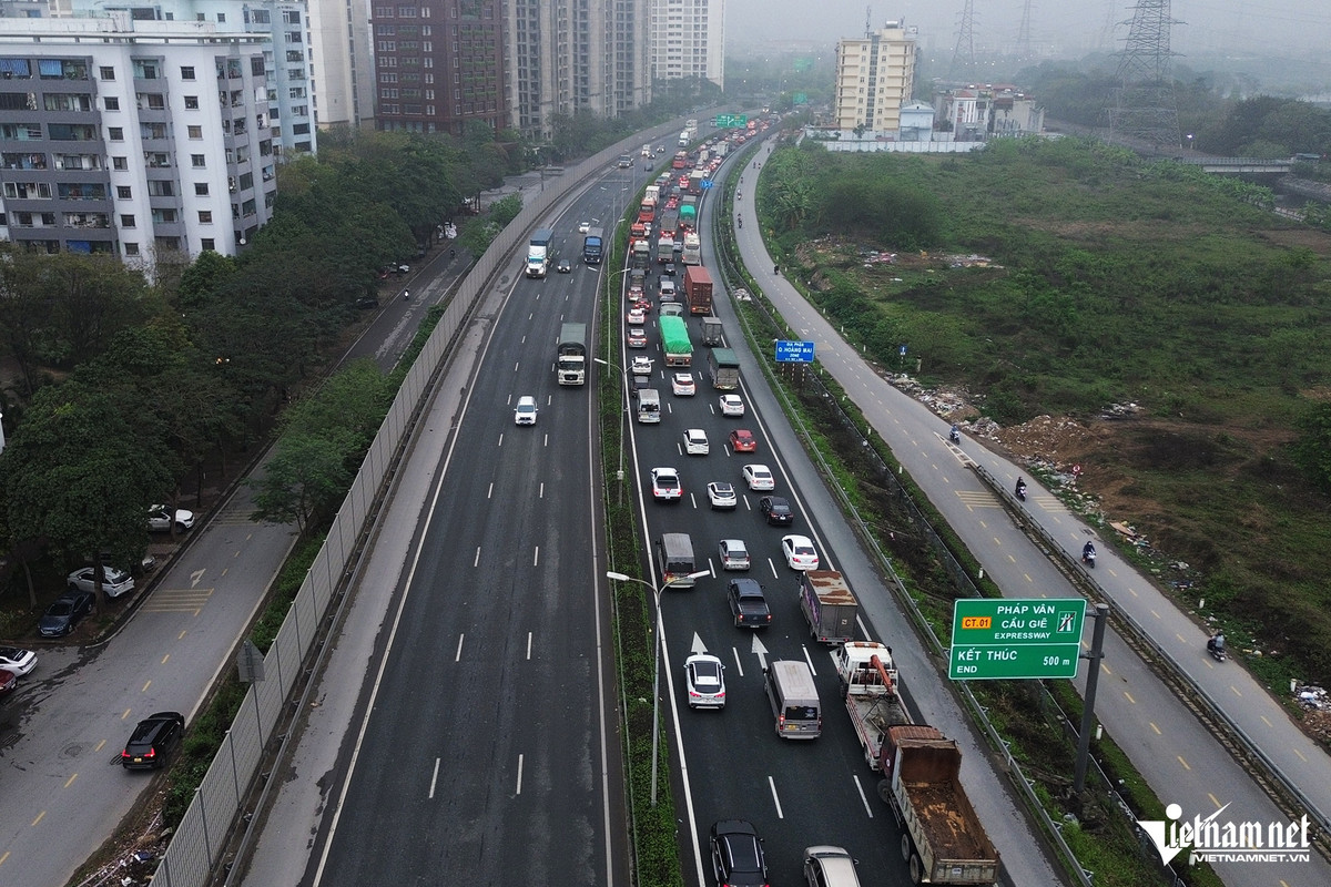 Để tránh ùn tắc, Đội CSGT đường bộ cao tốc số 3 (Cục CSGT) đã cử cán bộ, chiến sĩ phân luồng tại đoạn cuối cao tốc và kết hợp đóng- mở linh hoạt lối lên vành đai 3 trên cao.