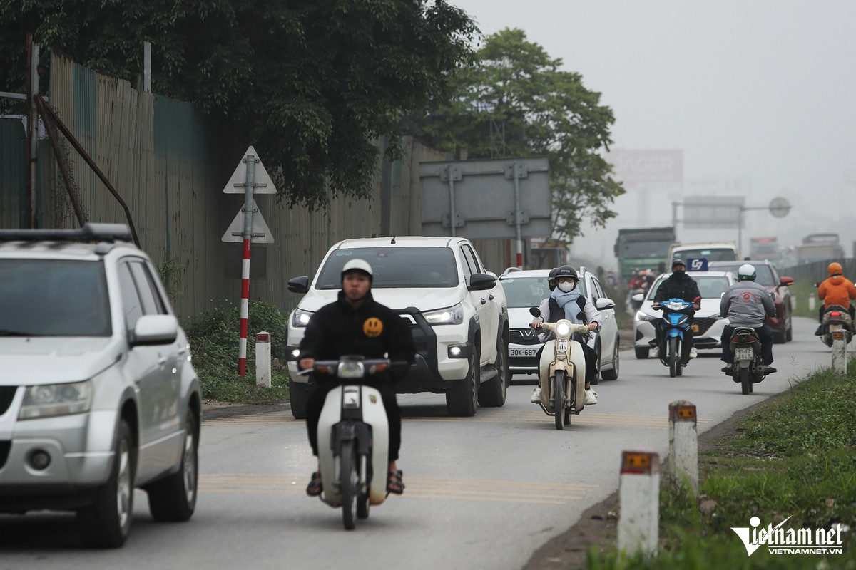 "Dự báo tình trạng ùn tắc sẽ tiếp tục diễn ra trong ngày 6/4, đơn vị khuyến cáo người dân chọn khung giờ và lộ trình thích hợp để tránh ùn tắc", đại diện Cục CSGT cho biết.