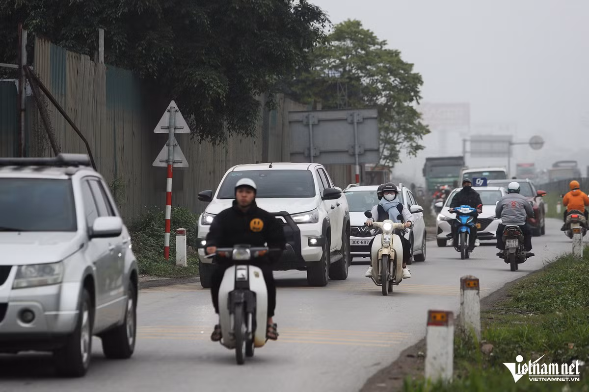 "Dự báo tình trạng ùn tắc sẽ tiếp tục diễn ra trong ngày 6/4, đơn vị khuyến cáo người dân chọn khung giờ và lộ trình thích hợp để tránh ùn tắc", đại diện Cục CSGT cho biết.