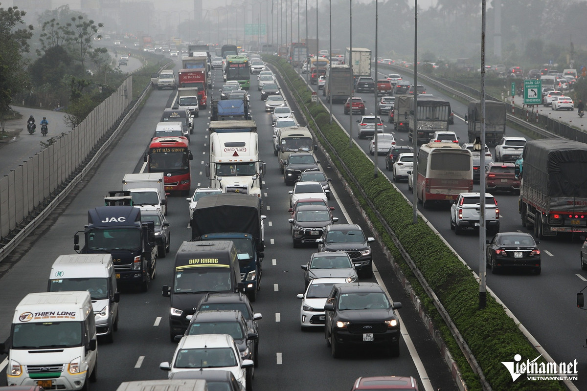 Từ 16h chiều 5/4 - ngày đầu của kỳ nghỉ lễ Giỗ Tổ Hùng Vương, cao tốc Pháp Vân - Cầu Giẽ (đoạn từ Trạm thu phí đến nút giao với trung tâm thành phố Hà Nội và lối lên vành đai 3 trên cao) bị ùn tắc kéo dài.