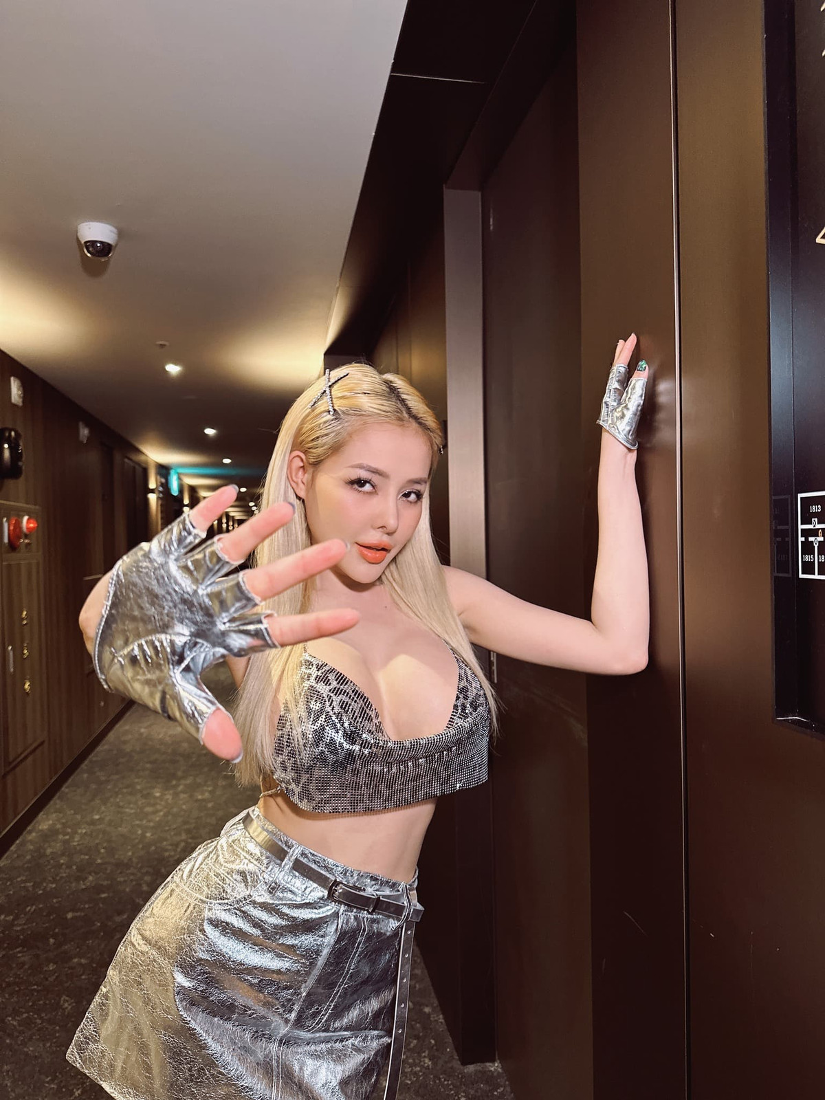 Thậm chí, không ít người cho rằng Ngân 98 lợi dụng sự cố phẫu thuật thẩm mỹ hỏng của mình để để quảng cáo khiến nữ DJ bức xúc tột độ.