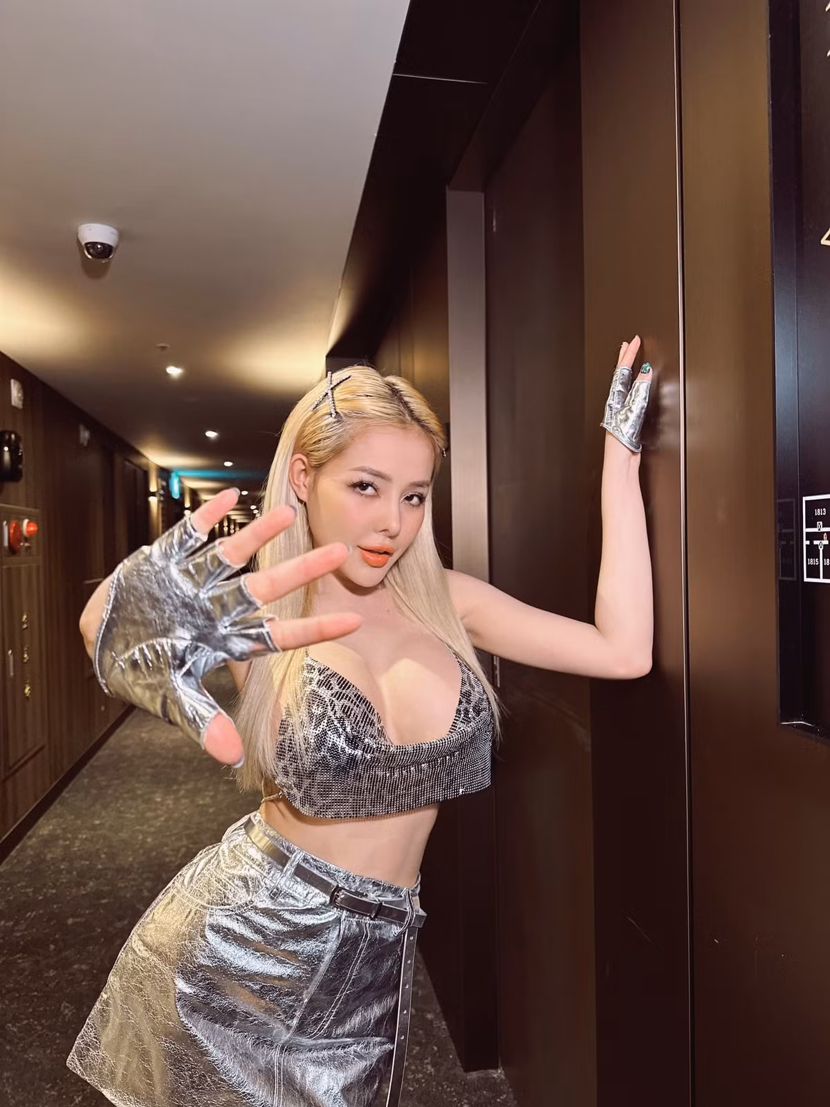 Thậm chí, không ít người cho rằng Ngân 98 lợi dụng sự cố phẫu thuật thẩm mỹ hỏng của mình để để quảng cáo khiến nữ DJ bức xúc tột độ.