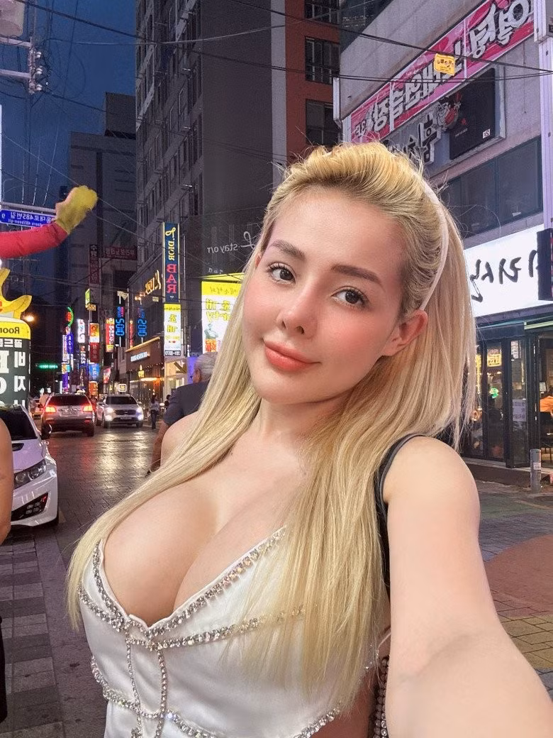 Câu chuyện Ngân 98 phẫu thuật thẩm mỹ hỏng trở thành đề tài được bàn luận khắp các diễn đàn mạng xã hội. Nàng hot girl nhận về nhiều bình luận kém duyên, mỉa mai.