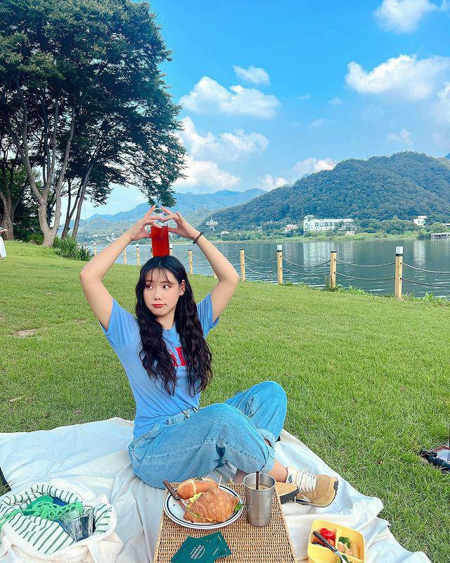 Với trang phục đời thường thì Ji Boram thiên về phong cách năng động chẳng hạn như phối áo thun với quần jean ống suông, váy maxim hoặc mix áo bra thể thao với quần linen và khoác thêm một lớp áo mỏng ở bên ngoài.