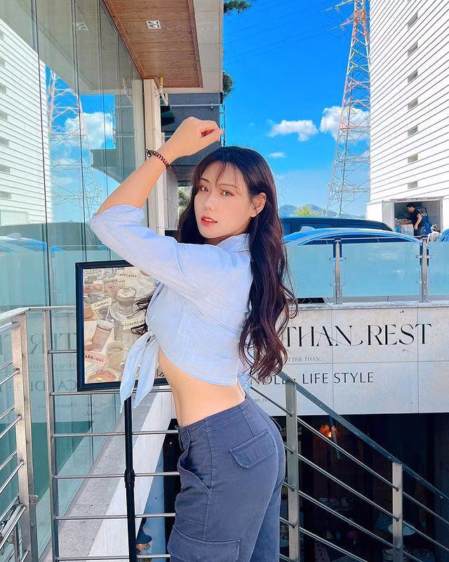 Phong cách ăn mặc đa dạng của Ji Boram với những basic item.