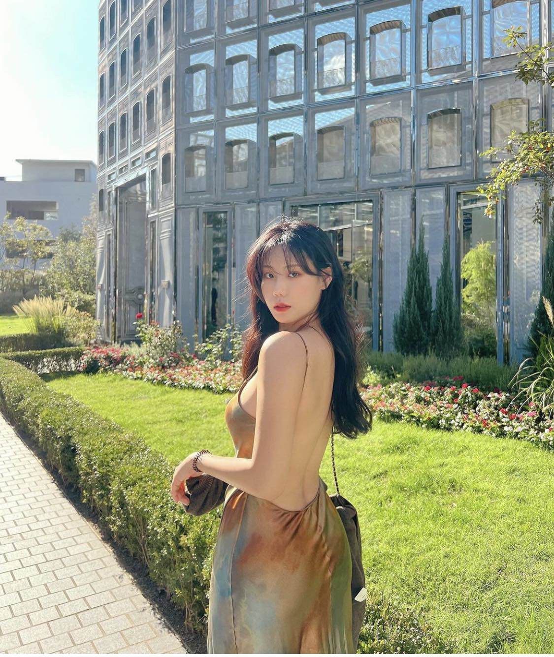 Mới đây, hình ảnh Ji Boram diện váy lụa, khoe dáng trên đường phố nhanh chóng nhận được nhiều lượt yêu thích của cộng đồng mạng.