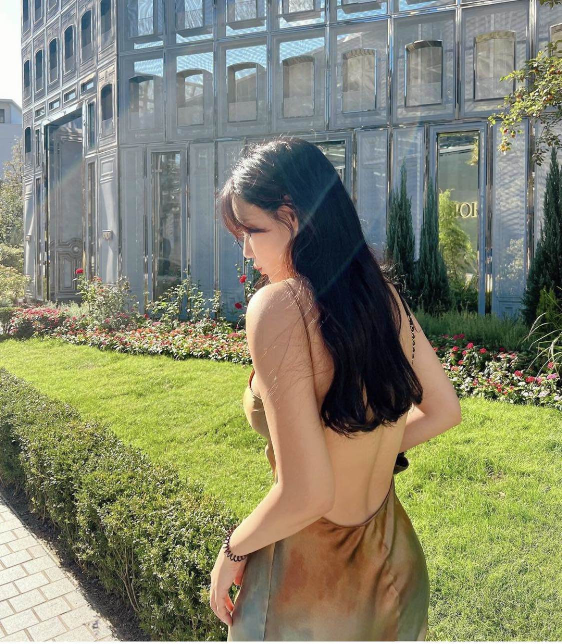 Tuy nhiên, thay vì thường xuyên đăng tải những clip, hình ảnh hướng dẫn cách tập luyện giữ dáng như các người đẹp khác, kênh youtube của Ji Boram lại tràn ngập đồ ăn các loại, theo đúng trào lưu mukbang (những người phá vỡ quy luật về lượng calo in - out và trao đổi chất).