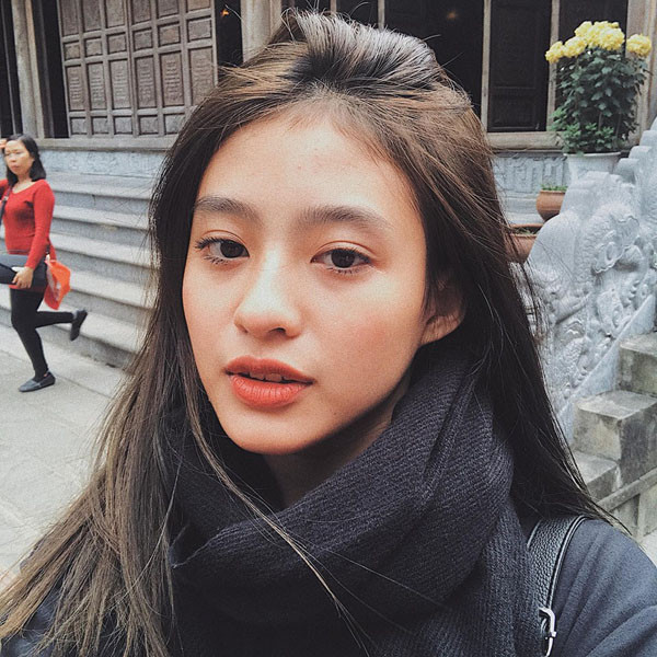 Vẻ ngoài nhẹ nhàng đến thuần khiết nhưng trong MV với Karik, Minh Ngọc lại thể hiện những pha hành động khiến người xem phải "giật mình".