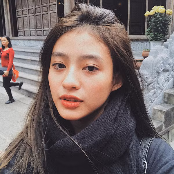 Vẻ ngoài nhẹ nhàng đến thuần khiết nhưng trong MV với Karik, Minh Ngọc lại thể hiện những pha hành động khiến người xem phải "giật mình".